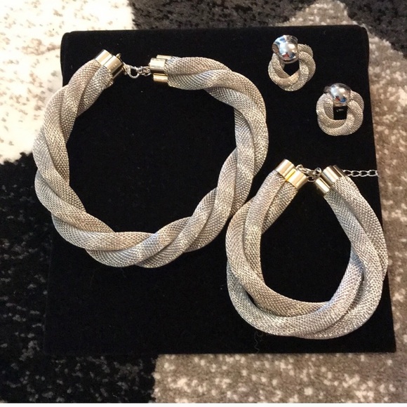 Jewelry - Necklace Silvertone set brand new with box